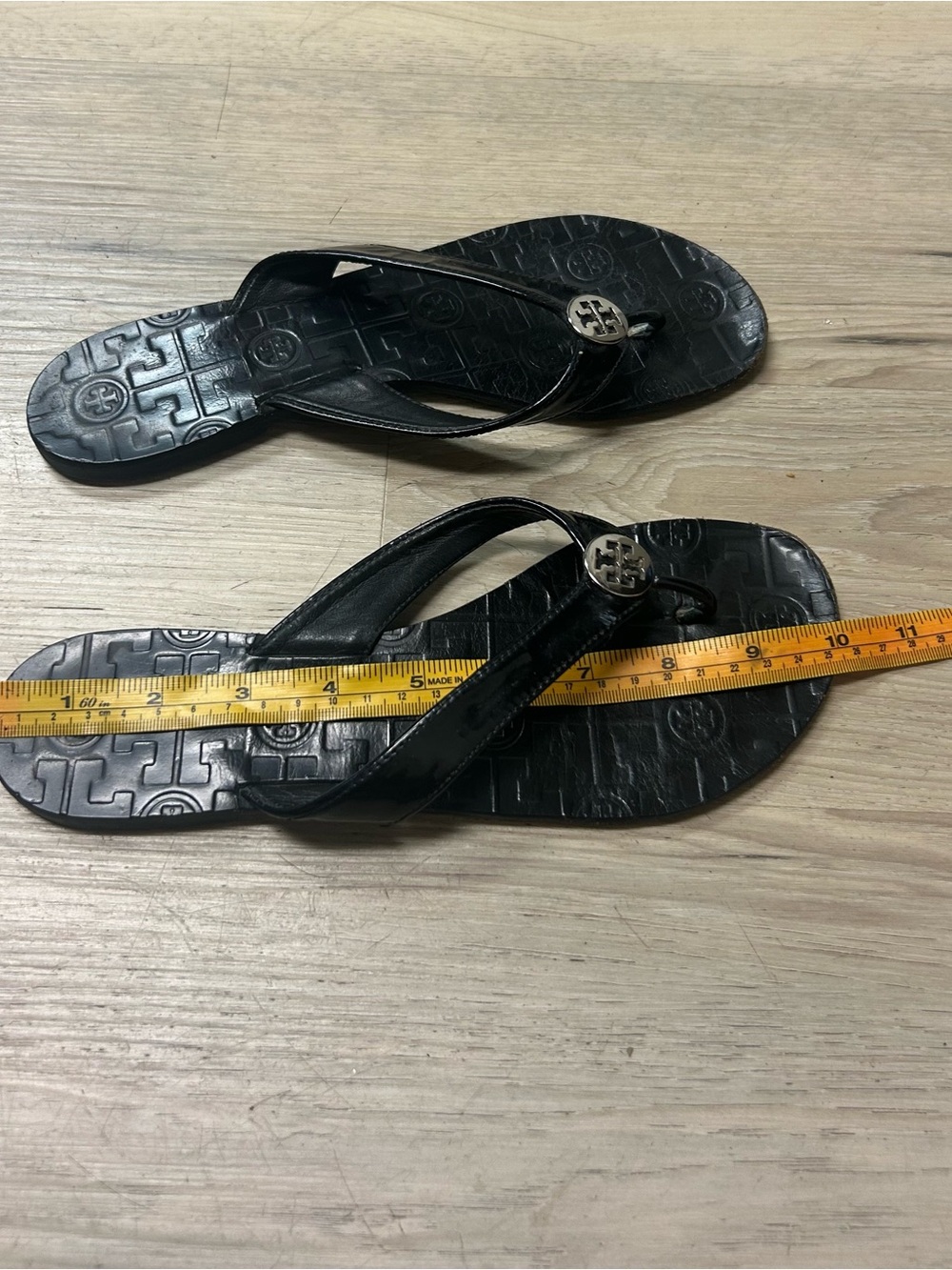 Tory Burch Thora Thong Sandals Black Strap Leather Size 9M Logo Flip Flops Beach - Picture 7 of 9